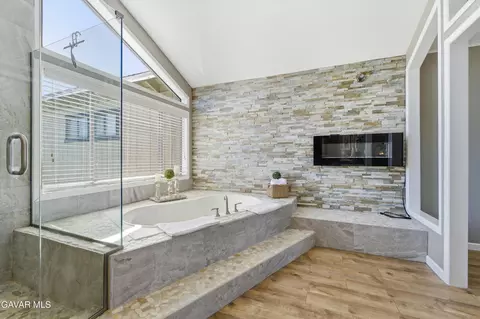 Bath - 21020 White Pine Dr, Tehachapi, CA 93561 photo 5 of 5
