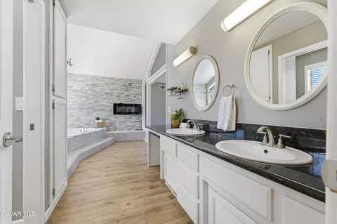 Bath - 21020 White Pine Dr, Tehachapi, CA 93561 photo 2 of 5