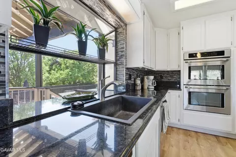Kitchen - 21020 White Pine Dr, Tehachapi, CA 93561 photo 4 of 4