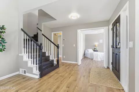 Entry Way - 21020 White Pine Dr, Tehachapi, CA 93561 photo 3 of 4