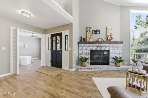 Entry Way - 21020 White Pine Dr, Tehachapi, CA 93561 photo 4 of 4