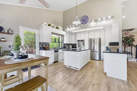 Kitchen - 21020 White Pine Dr, Tehachapi, CA 93561 photo 3 of 4