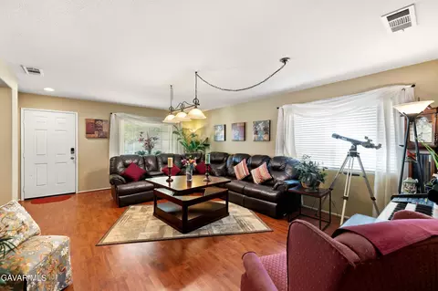 1549 Thomas Dr, Lancaster, CA 93535 photo 4
