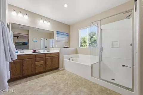 Bath - 905 Valerie Ln, Tehachapi, CA 93561 photo 1 of 2
