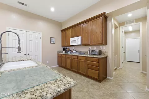 Entry Way - 905 Valerie Ln, Tehachapi, CA 93561 photo 2 of 4