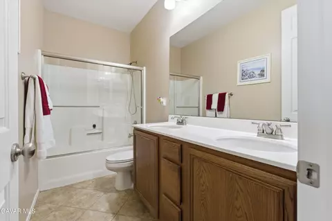 Bath - 905 Valerie Ln, Tehachapi, CA 93561 photo 2 of 2