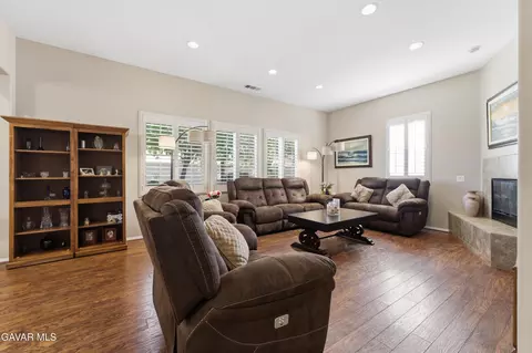 Living - 905 Valerie Ln, Tehachapi, CA 93561 photo 2 of 2