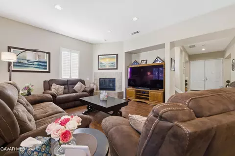 Living - 905 Valerie Ln, Tehachapi, CA 93561 photo 1 of 2