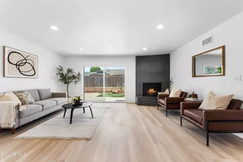 Living - 378 Murray Ave, Camarillo, CA 93012 photo 2 of 5