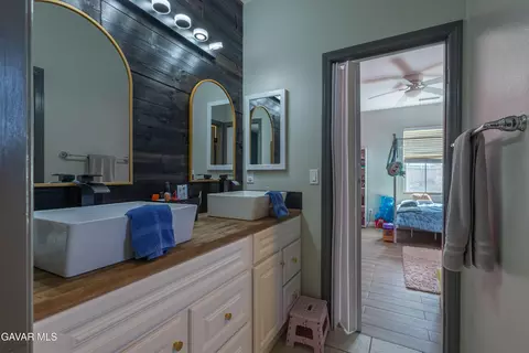 Bath - 6550 Bicknell Ct, Palmdale, CA 93552 photo 2 of 7