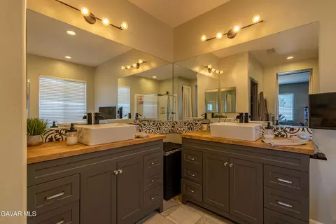 Bath - 6550 Bicknell Ct, Palmdale, CA 93552 photo 4 of 7