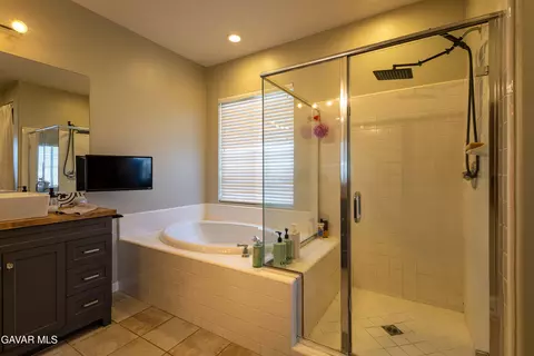 Bath - 6550 Bicknell Ct, Palmdale, CA 93552 photo 5 of 7