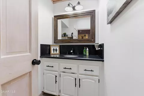 Bath - 24840 Arrow Ct, Tehachapi, CA 93561 photo 3 of 4