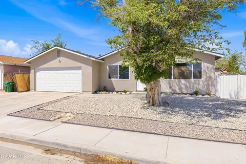Exterior - 43347 Echard Ave, Lancaster, CA 93536 photo 2 of 5