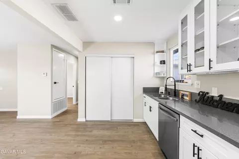 Kitchen - 45309 Newtree Ave, Lancaster, CA 93534 photo 4 of 7