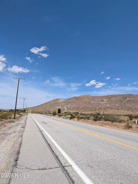 90 Th St, Rosamond, CA 93560