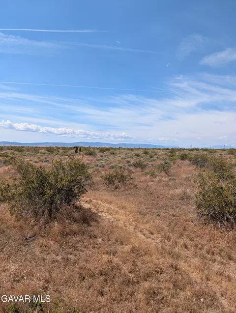 90 Th St, Rosamond, CA 93560 photo 2