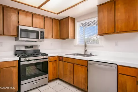 Kitchen - 40062 164th St, Lake Los Angeles, CA 93591 photo 3 of 4