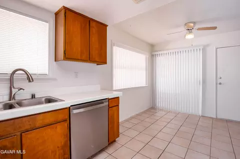 Kitchen - 40062 164th St, Lake Los Angeles, CA 93591 photo 4 of 4