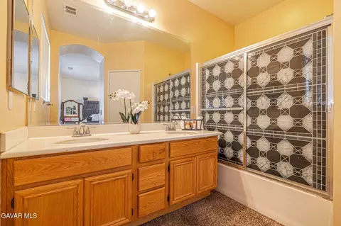 Bath - 45827 Caledonia Ct, Lancaster, CA 93534 photo 2 of 3