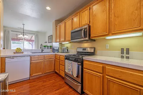Kitchen - 45827 Caledonia Ct, Lancaster, CA 93534 photo 2 of 2