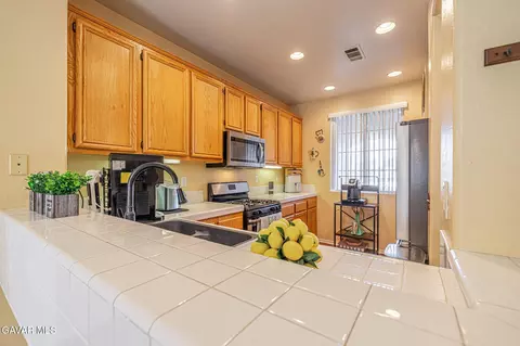 Kitchen - 45827 Caledonia Ct, Lancaster, CA 93534 photo 1 of 2