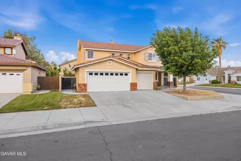 Exterior - 43406 Rucker St, Lancaster, CA 93535 photo 5 of 9
