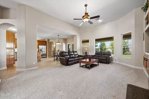 Living - 507 Mesquite Dr, Tehachapi, CA 93561 photo 3 of 5