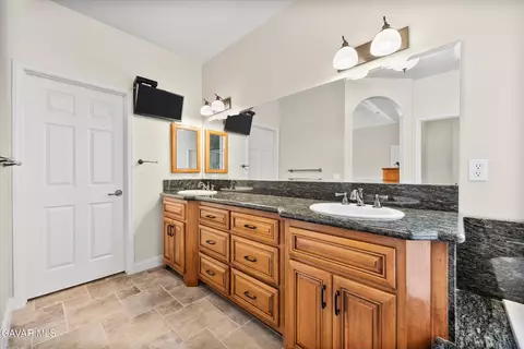 Bath - 507 Mesquite Dr, Tehachapi, CA 93561 photo 4 of 6