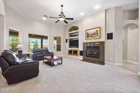 Living - 507 Mesquite Dr, Tehachapi, CA 93561 photo 2 of 5