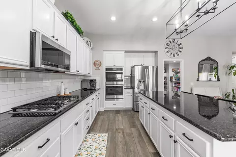 Kitchen - 43857 47th St W, Lancaster, CA 93536 photo 5 of 6
