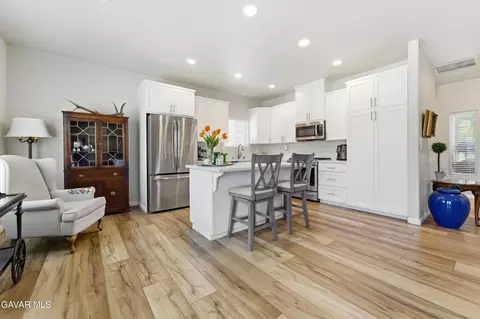 Kitchen - 20761 Schout Rd, Tehachapi, CA 93561 photo 2 of 4