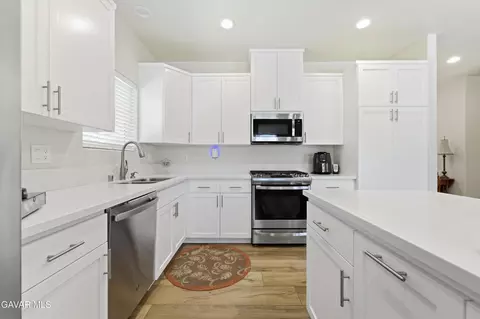 Kitchen - 20761 Schout Rd, Tehachapi, CA 93561 photo 4 of 4