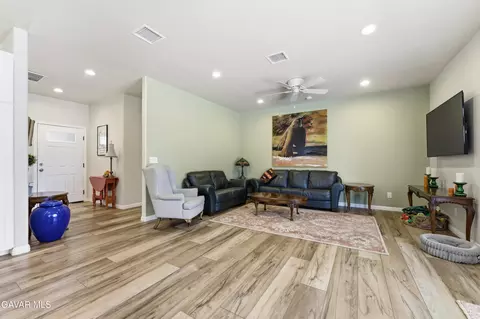 Living - 20761 Schout Rd, Tehachapi, CA 93561 photo 3 of 3