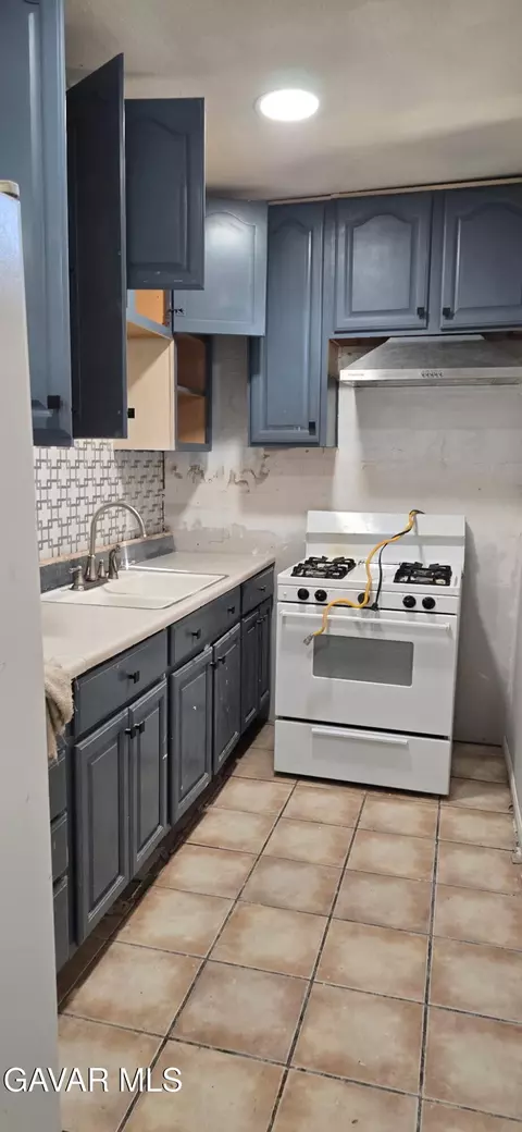 Kitchen - 43310 Fairglen Rd, Lancaster, CA 93535 photo 7 of 7
