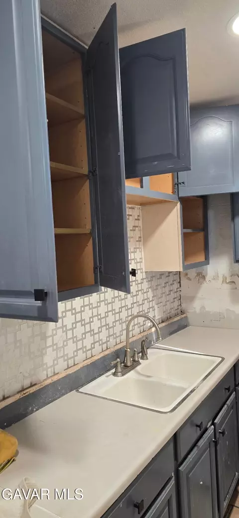 Kitchen - 43310 Fairglen Rd, Lancaster, CA 93535 photo 6 of 7