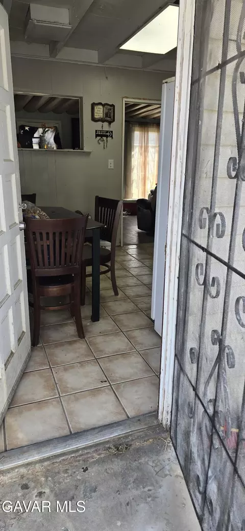 Entry Way - 43310 Fairglen Rd, Lancaster, CA 93535 photo 6 of 19