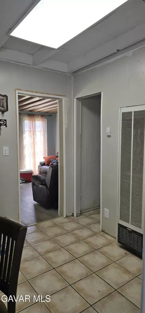 Entry Way - 43310 Fairglen Rd, Lancaster, CA 93535 photo 3 of 19