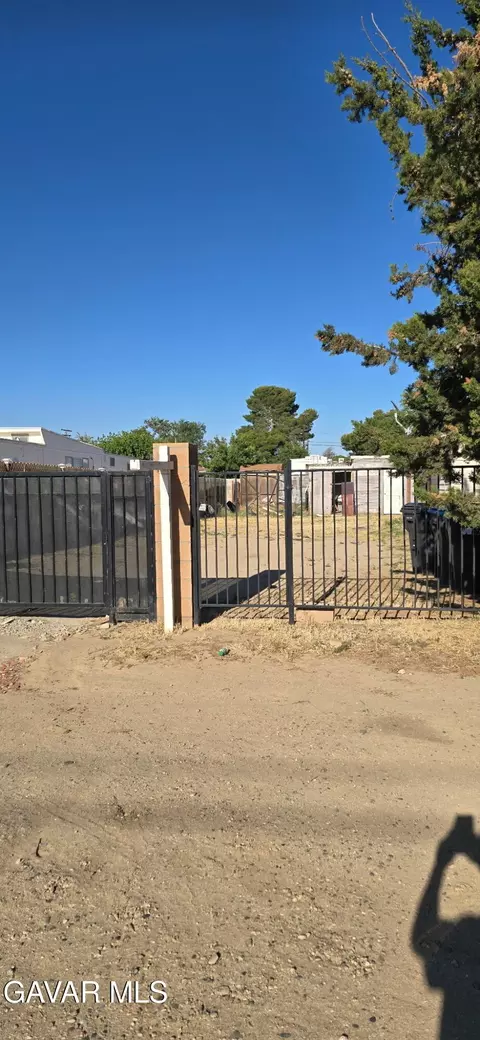Exterior - 43310 Fairglen Rd, Lancaster, CA 93535 photo 8 of 13