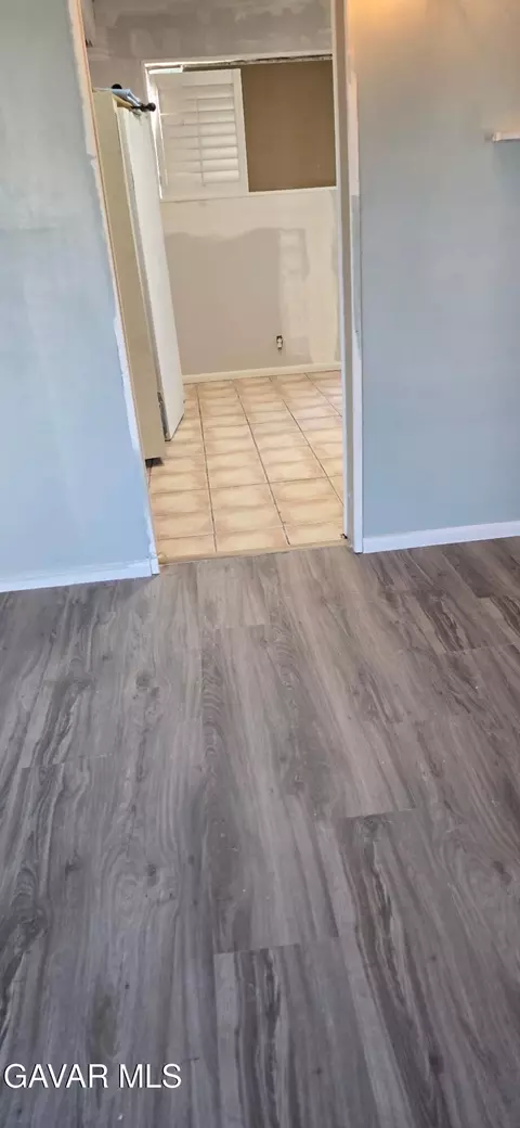 Entry Way - 43310 Fairglen Rd, Lancaster, CA 93535 photo 15 of 19