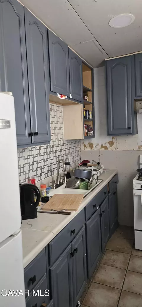 Kitchen - 43310 Fairglen Rd, Lancaster, CA 93535 photo 1 of 7