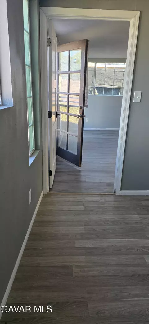 Entry Way - 43310 Fairglen Rd, Lancaster, CA 93535 photo 10 of 19