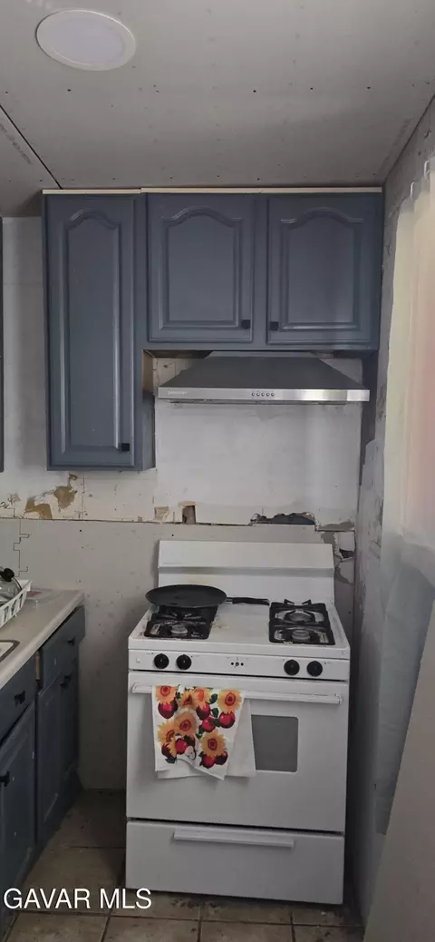 Kitchen - 43310 Fairglen Rd, Lancaster, CA 93535 photo 5 of 7