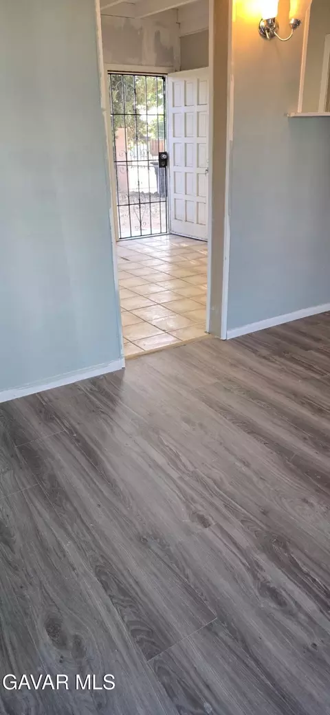 Entry Way - 43310 Fairglen Rd, Lancaster, CA 93535 photo 16 of 19