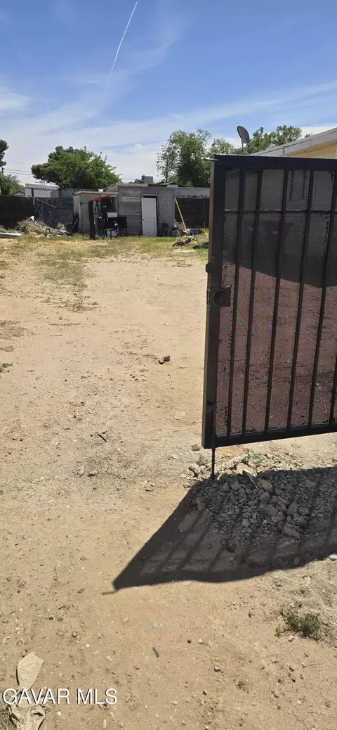 Exterior - 43310 Fairglen Rd, Lancaster, CA 93535 photo 2 of 13