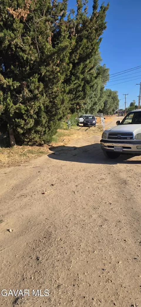 Exterior - 43310 Fairglen Rd, Lancaster, CA 93535 photo 10 of 13