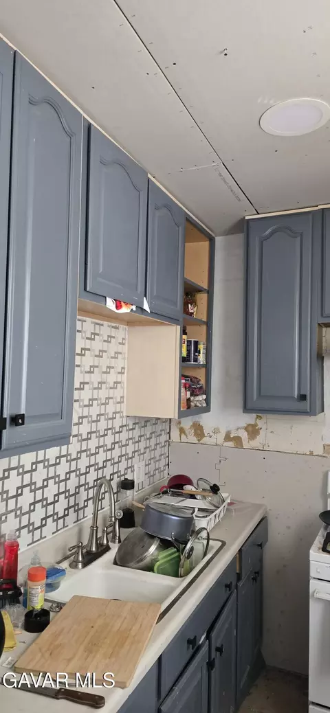 Kitchen - 43310 Fairglen Rd, Lancaster, CA 93535 photo 4 of 7