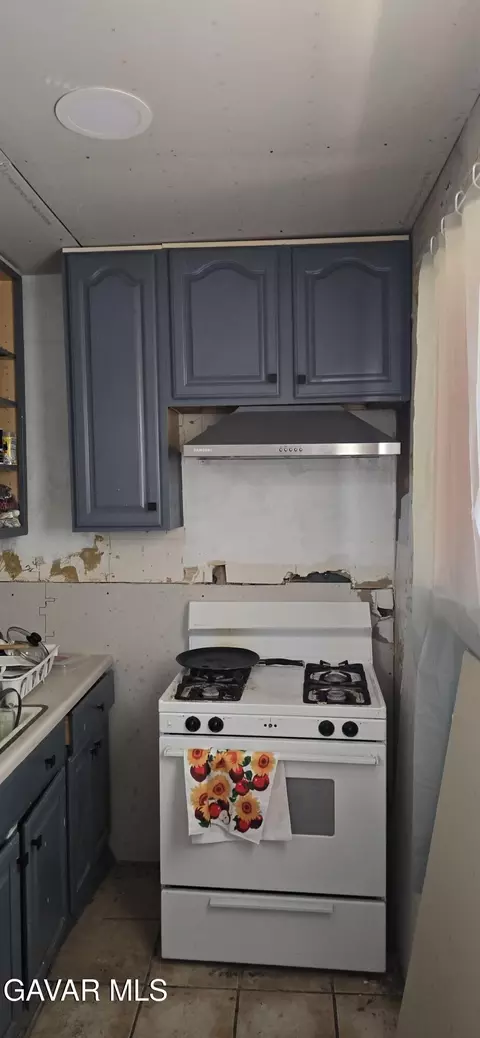 Kitchen - 43310 Fairglen Rd, Lancaster, CA 93535 photo 3 of 7