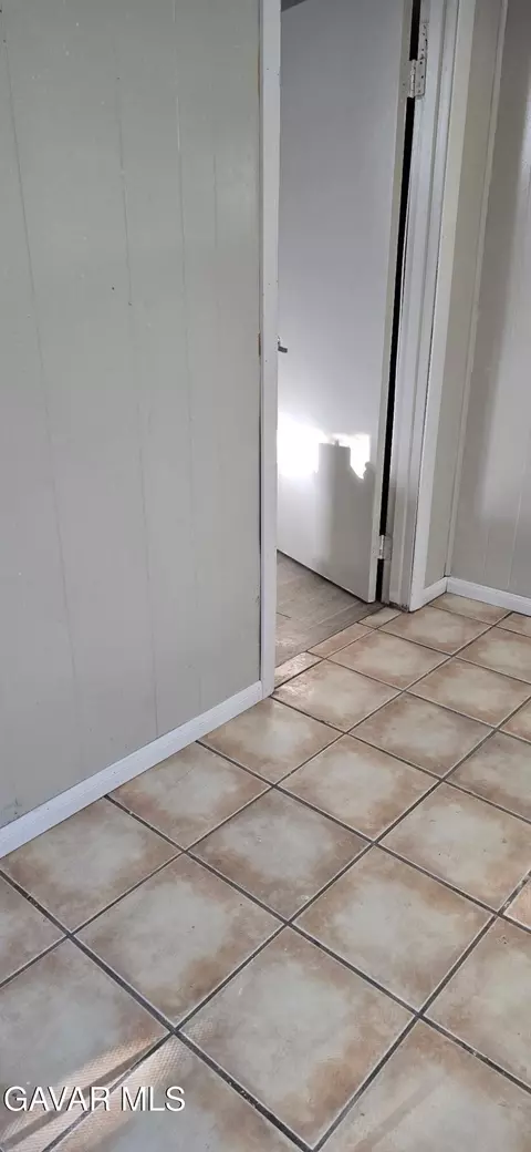 Entry Way - 43310 Fairglen Rd, Lancaster, CA 93535 photo 18 of 19