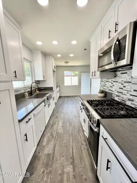 Kitchen - 45430 Andale Ave, Lancaster, CA 93535 photo 7 of 7